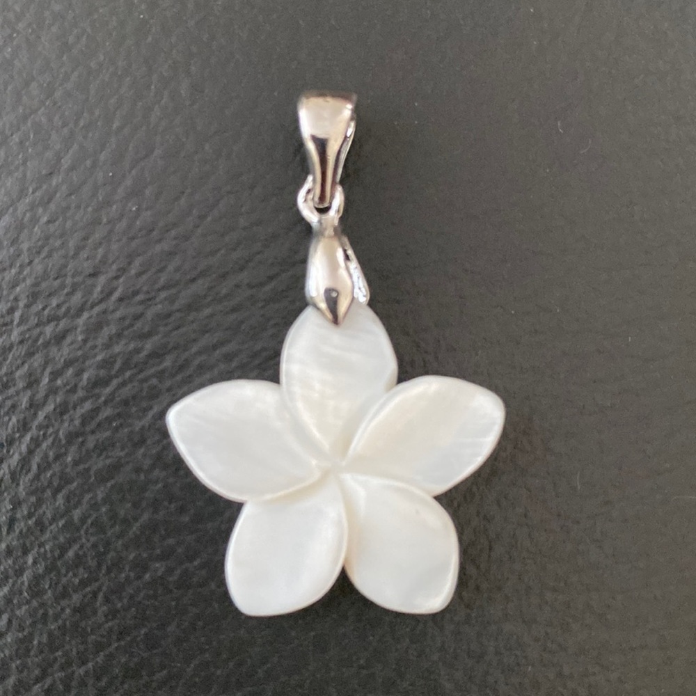 Hawaiian Plumeria 🌺 Mother of Pearl Pendant